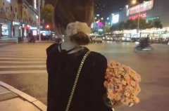 男孩买了一束花，女孩买了2瓶水是什么意思？