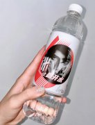 两块钱的矿泉水第一口就值1.5什么意思？