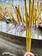 上香时有一根香灭了、断了、没点燃是什么意思？如何处理？