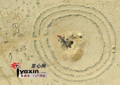 组图：吐鲁番火焰山现200多个神秘“怪石圈”