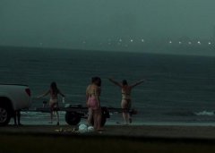女子被闪电击中瞬图，如何防止被闪电击中？