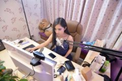 实拍网络主播当街骚扰女生，网络主播是干什么的？