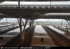 高铁站台撑伞容易遭电击是真的吗？高铁站台颜色图标是什么意思？