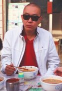 史玉柱在街头的照片，他买了哪些股票？