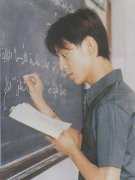 北京外国语大学何炅教学照片，何炅从“北外”辞职了