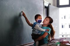 高中女教师抱患白血病儿子上课（多图）