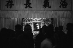 香港黑帮老大胡须勇出殡现场，胡须勇是香港黑帮真正的老大！