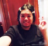 矮大紧高晓松自拍扮姑娘，高晓松家庭背景让人震惊！