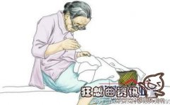 女子当街暴打亲妈事件真相反转，女子当街暴打亲妈视频