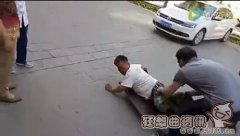 乞丐要饭当场被揭穿现场图，如何看待遍布城市的乞讨现象