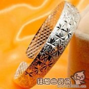戴着银手镯晚上睡觉摘掉吗，戴银手镯睡觉好吗