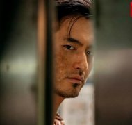 甜蜜家园疤痕脸流氓大叔为什么打绷带男？