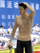 宁泽涛八块腹肌照爆红图，牛泽涛帅气肌肉写真图片