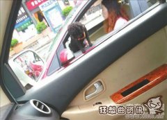 最牛女司机开车惊呆交警，最牛女司机开车遛狗