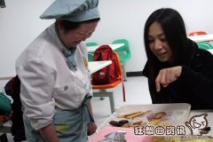 智障男子当街扑倒女性现场，什么样的人是智障人士？
