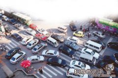 拥堵时开车转弯应该用几档？新手开车过路口转弯注意事项