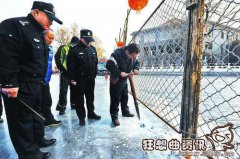 北京冬季什刹海冰厚度多厚？小伙不慎掉入北京什刹海