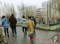 穿龙袍上课的小哥是哪个学校的？古代龙袍的历史起源