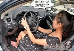实拍女司机停车场崩溃倒车，女司机该如何倒车？