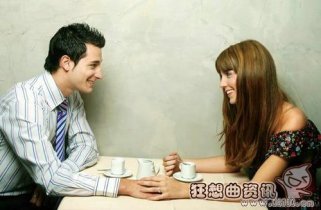 和妹子约会聊什么话题比较好？第一次约会时女生应该怎么做？