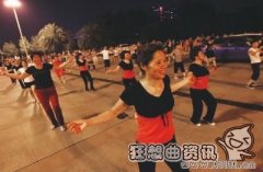 小伙大妈一起跳广场舞醉了，广场舞是什么时候开始流行起来的?