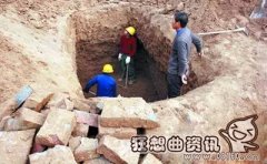 老农凿厕所竟然发现古墓，古墓是怎样形成的?
