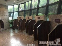 重庆惊现透明厕所你敢上吗?盘点全球的奇葩厕所