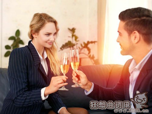 女人吸引男人的动作有哪些，什么样的女人吸引男人?