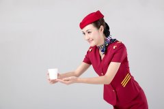 空乘和空姐有什么区别？空姐给男乘客正常服务视频