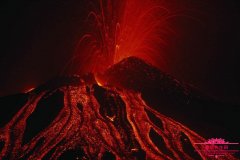 喷发次数最多的火山是哪一座，埃特纳火山喷发场景震撼人心
