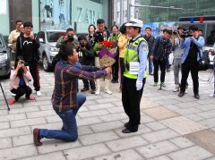 沈阳男子向女交警求婚，现场火爆！