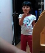 女儿模仿妈妈给爸爸打电话视频，超萌小娃娃好可爱！