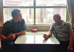 出租车司机替去世女友尽孝24年，现任妻子支持！