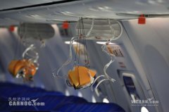 飞机氧气面罩使用方法演示图，飞机氧气面罩意义解读
