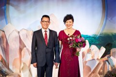 郎平与教授结婚婚礼现场图，郎平穿婚纱风韵迷人