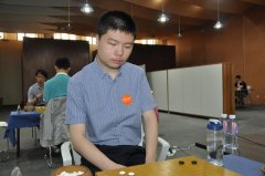 中国最年轻围棋九段李钦诚照片，李钦诚的师傅是吴肇毅