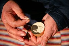 鼻烟壶里面装的是什么？清代和田玉鼻烟壶鉴别方法