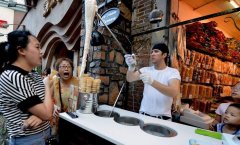 为啥土耳其卖冰激凌的爱耍人？土耳其冰激凌耍人被打视频